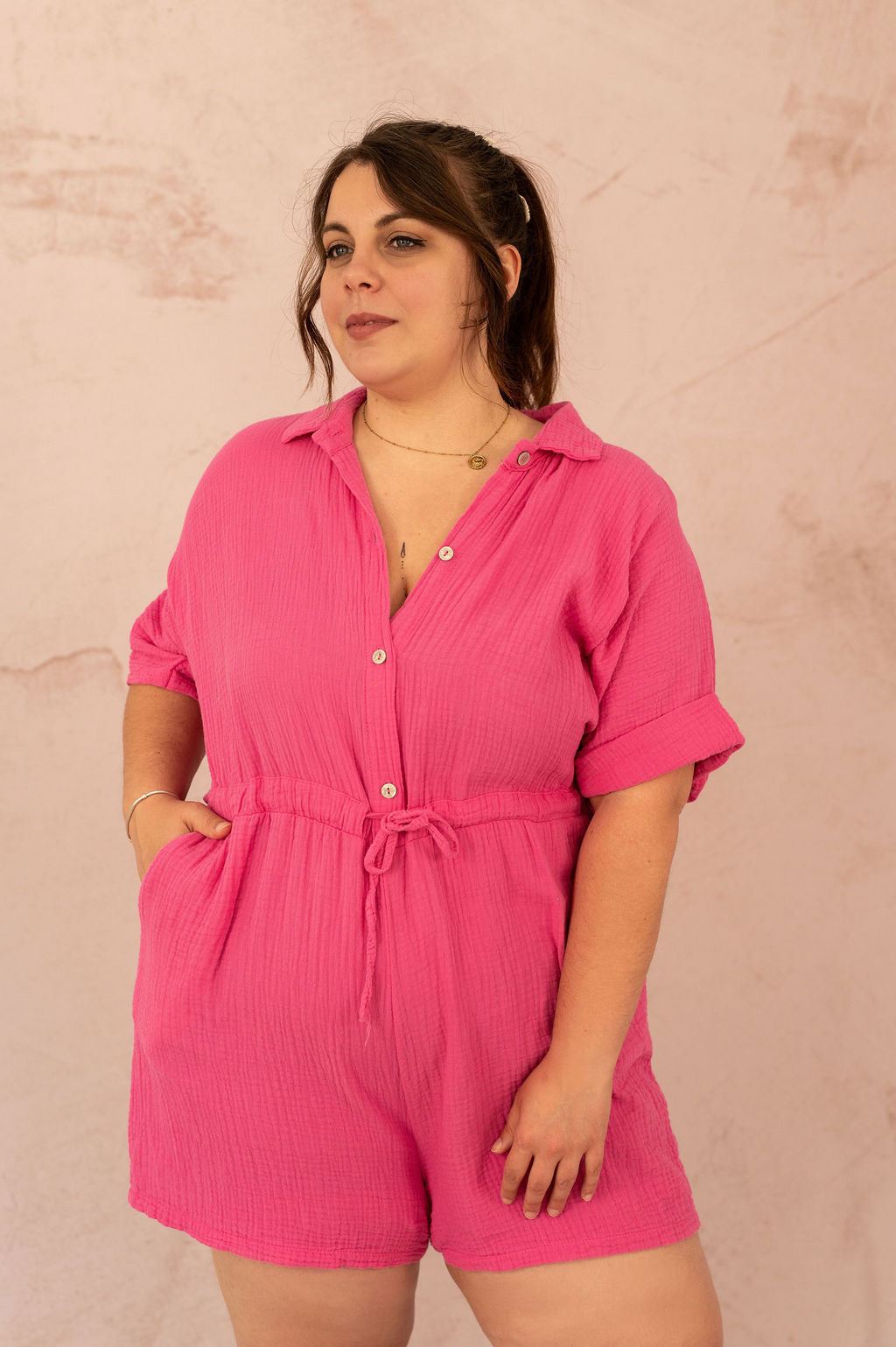 Portrait d’une femme souriante en combishort rose – vêtement grande taille