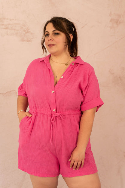 Portrait d’une femme souriante en combishort rose – vêtement grande taille