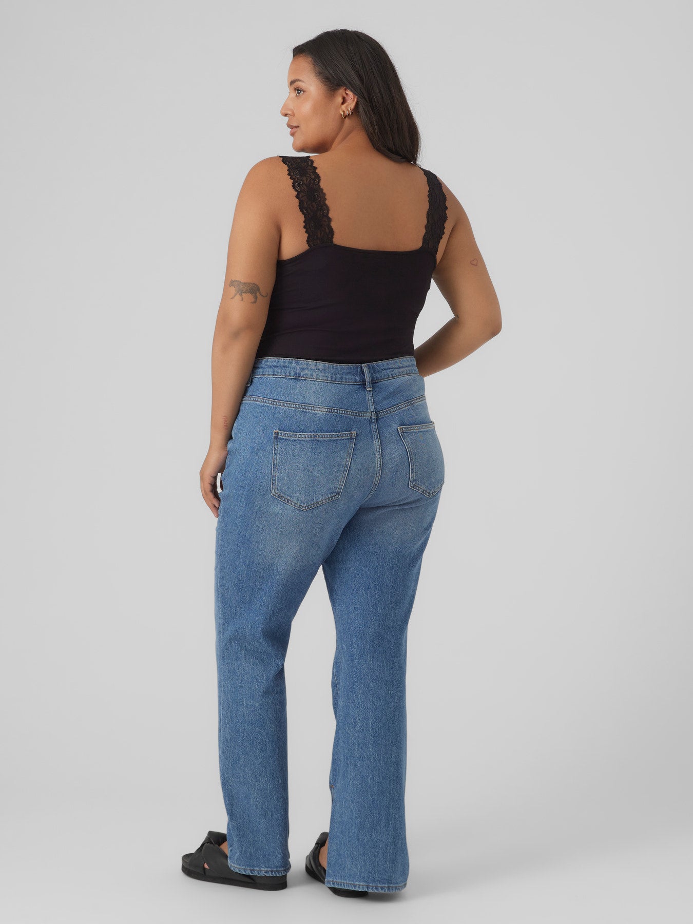 Débardeur noir en dentelle vu de dos sur mannequin grande taille