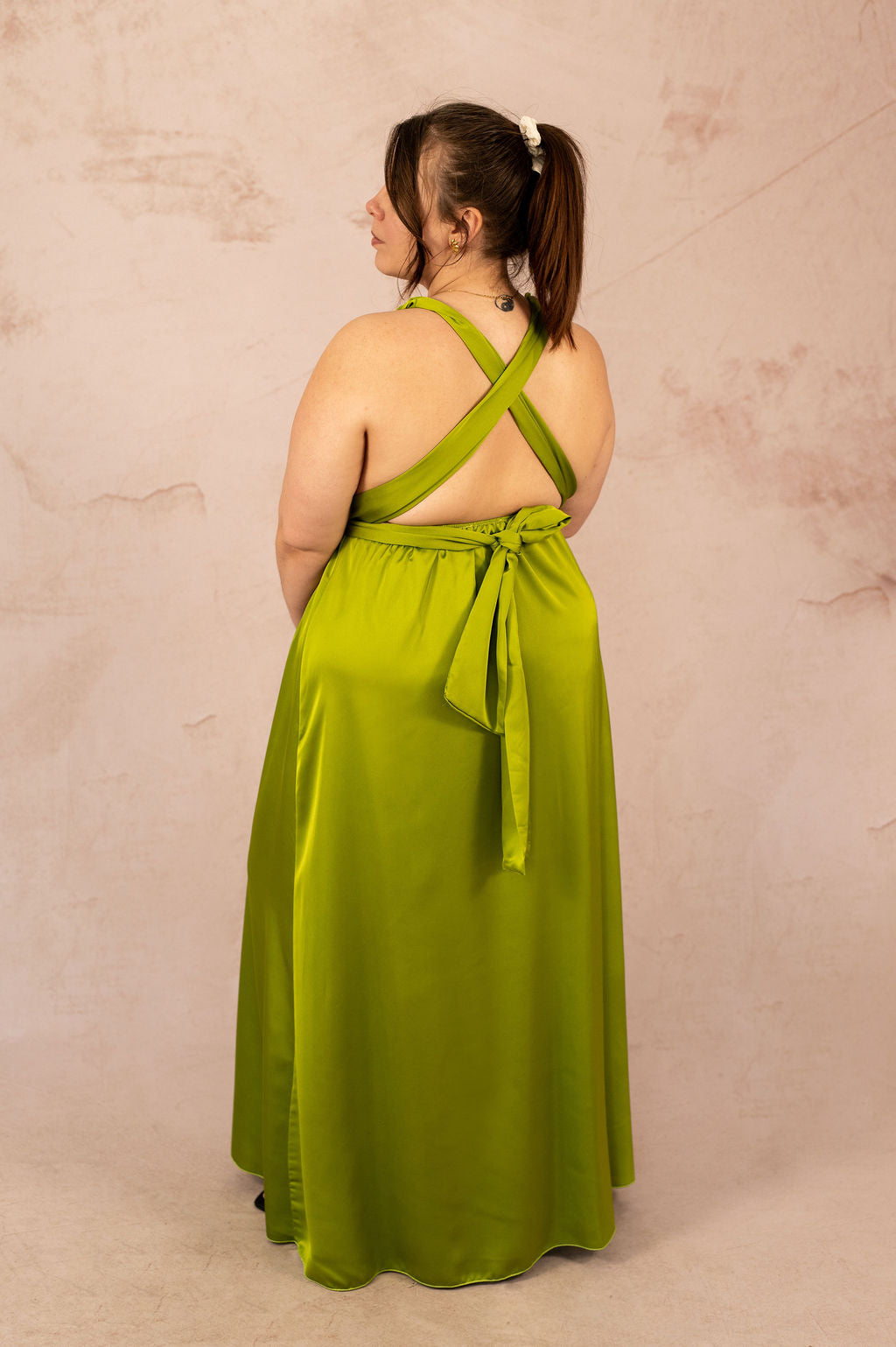 dos de la robe longue satinée multiposition grande taille modèle Ysra en vert anis, portée par mannequin plus size
