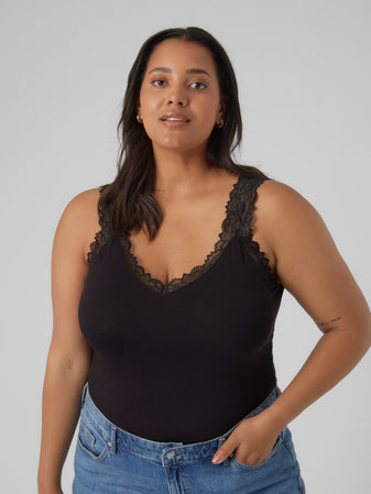 Débardeur noir en dentelle porté de face par mannequin grande taille