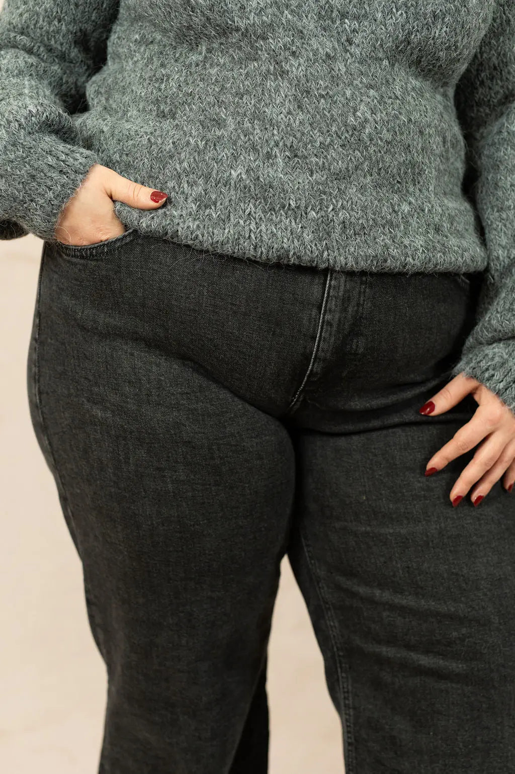 Jean noir coupe large porté par un mannequin plus size – détail

