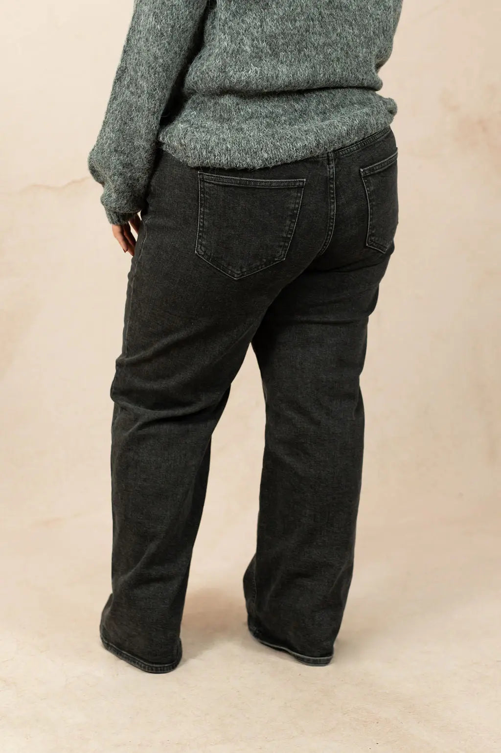 Jean wide leg noir grande taille porté par une femme – vue de dos