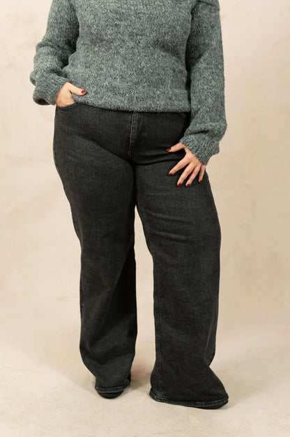 Jean évasé noir coupe wide leg porté par un mannequin grande taille – vue de face