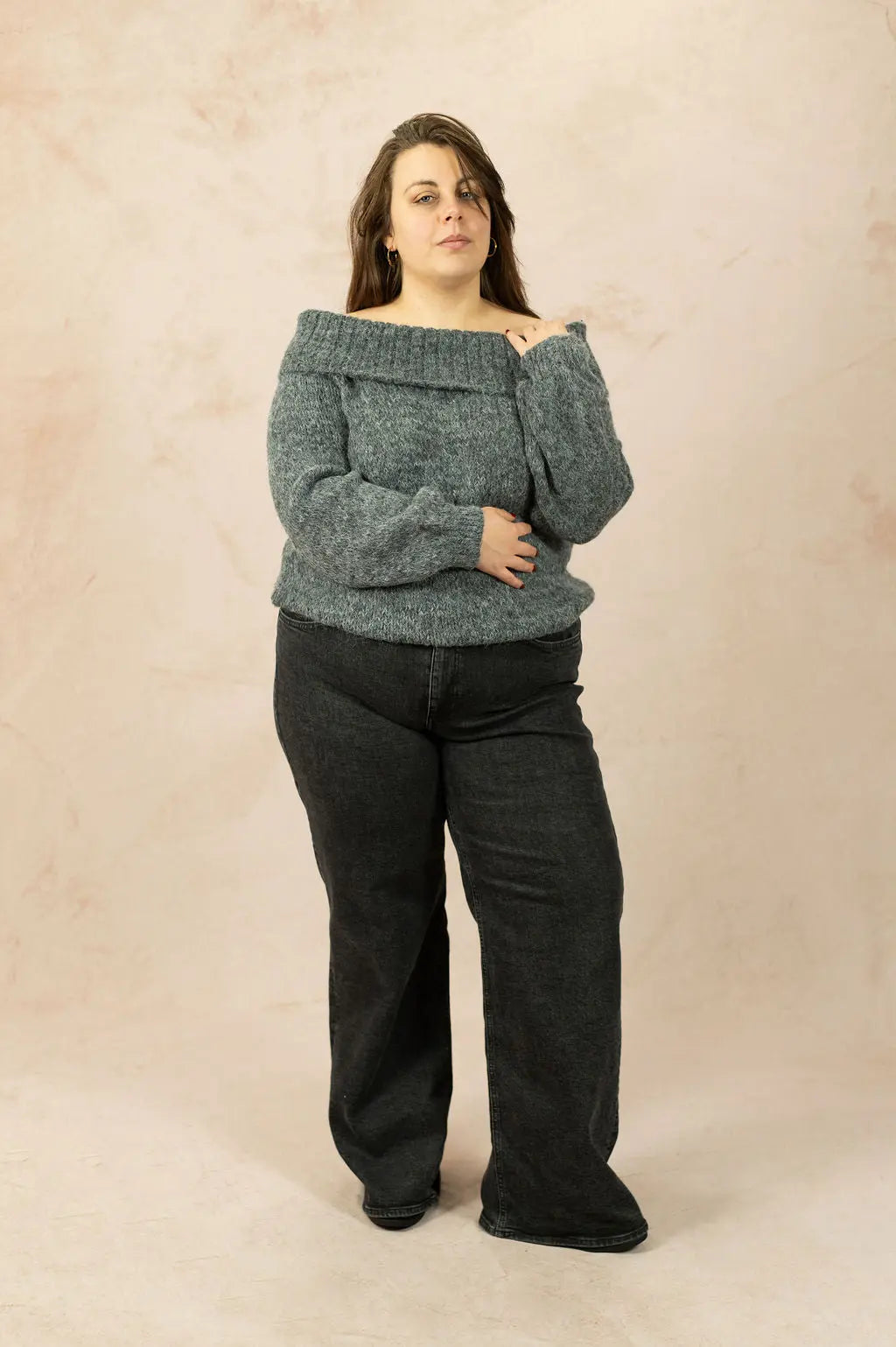 Jean grande taille noir porté par une femme aux courbes généreuses – look casual