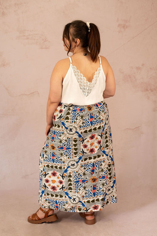 Vue de dos d’une jupe longue imprimée portée avec un top à dos en dentelle