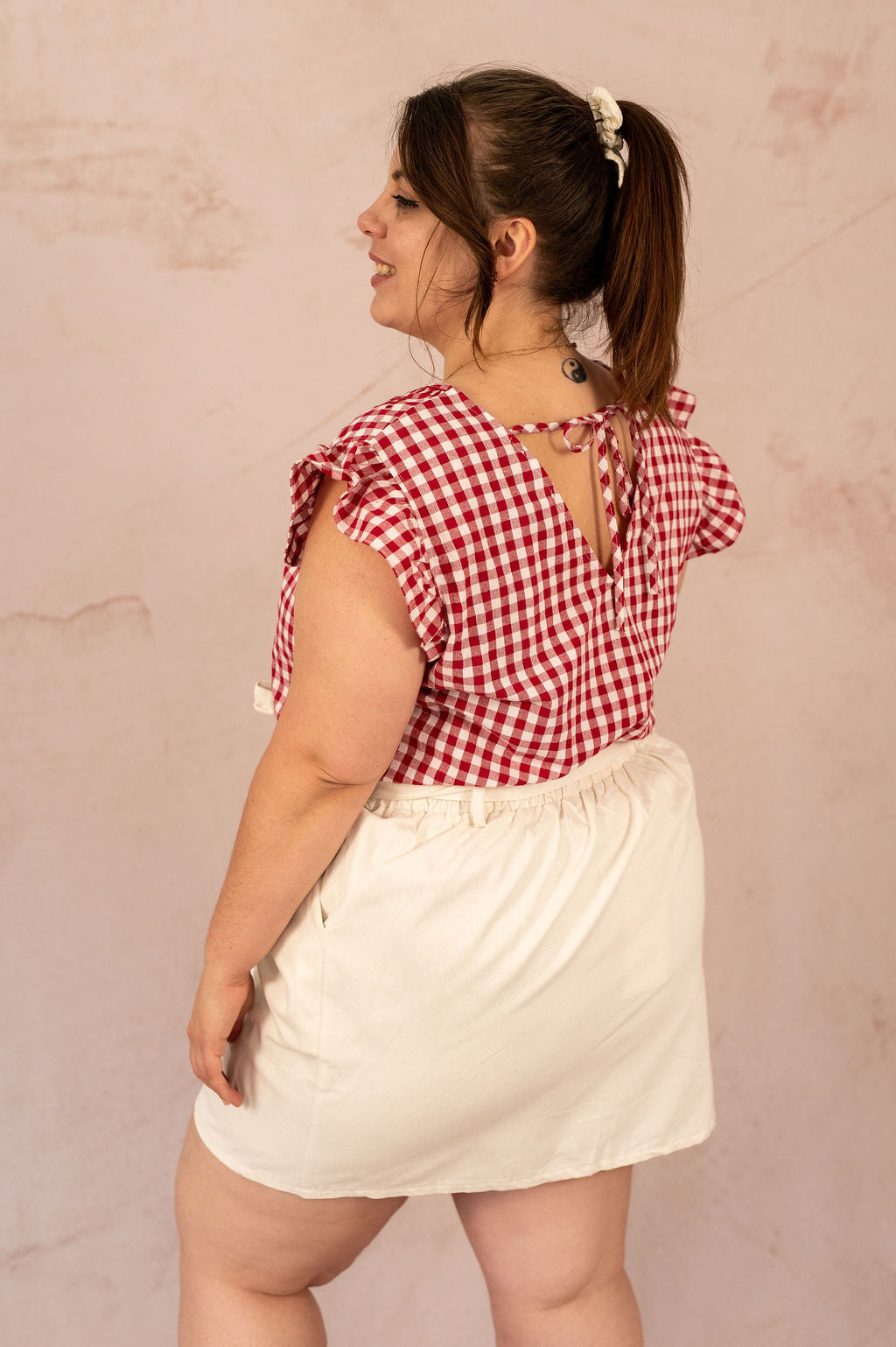 Vue arrière de la jupe Manon avec taille élastique, tenue féminine et estivale.