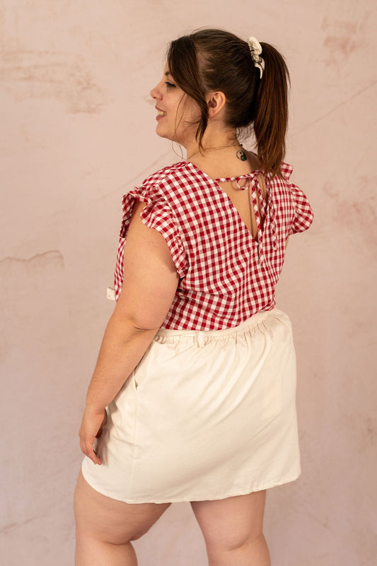 Vue arrière de la jupe Manon avec taille élastique, tenue féminine et estivale.