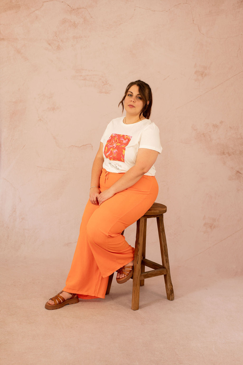 Pantalon fluide élastique à jambes larges orange - porté en position assise