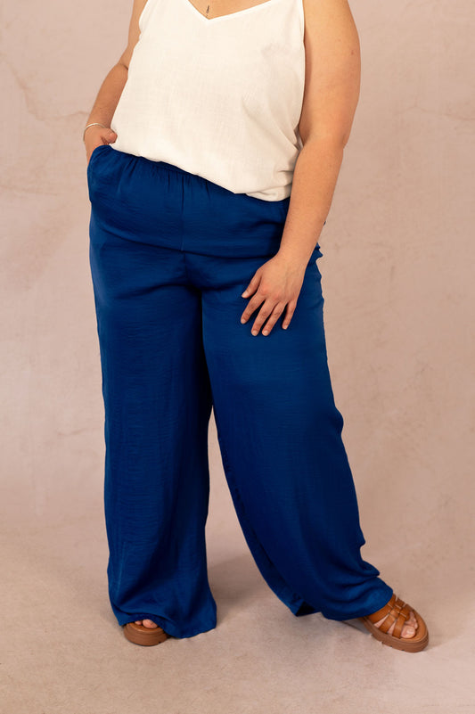 Pantalon Alva fluide avec taille élastiquée, détail du tissu bleu, vêtement grande taille