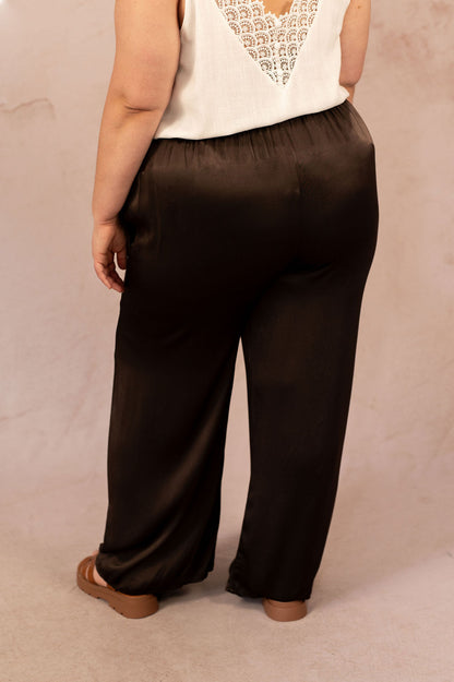 Vue de dos du pantalon fluide satiné Pantalon Elisa, coupe large et fluide, grande taille