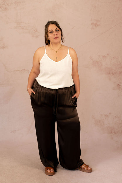 Pantalon fluide satiné Pantalon Elisa porté face avec débardeur blanc, coupe ample, grande taille porté par un mannequin plus size