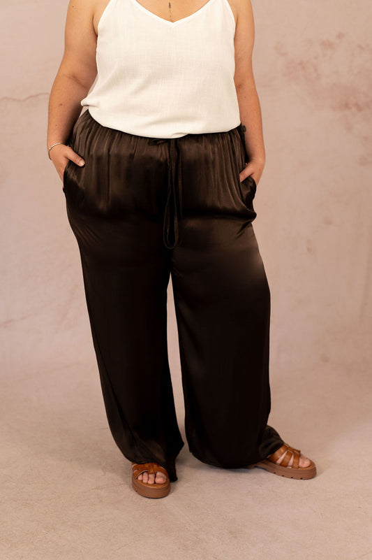Zoom sur le pantalon fluide satiné Pantalon Elisa, tissu brillant, taille élastique