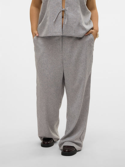 Zoom sur le pantalon Tammi droit de tailleur gris porté de face, détails de la coupe et des poches