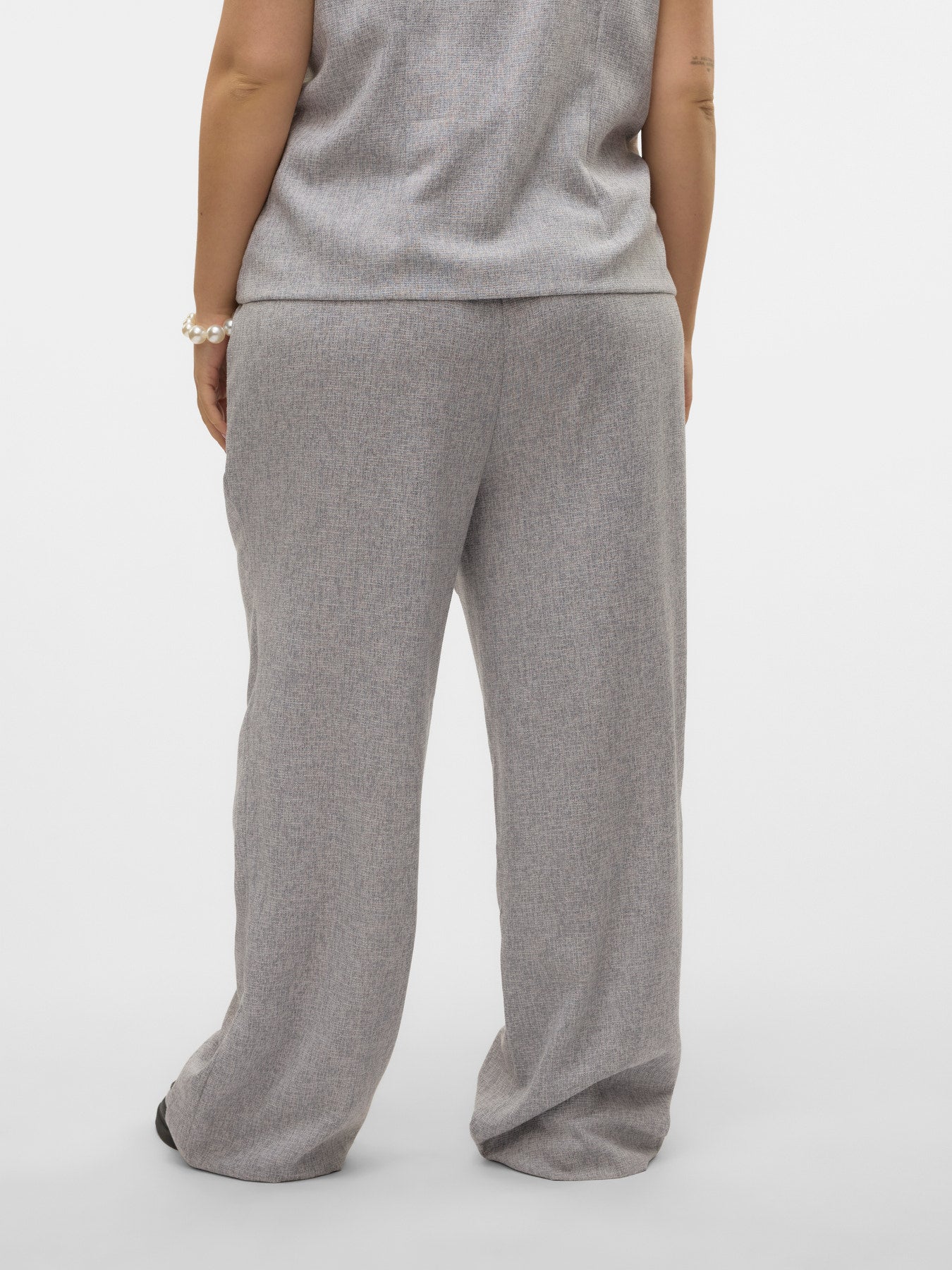 Pantalon Tammi droit de tailleur gris vu de dos, coupe large et confortable