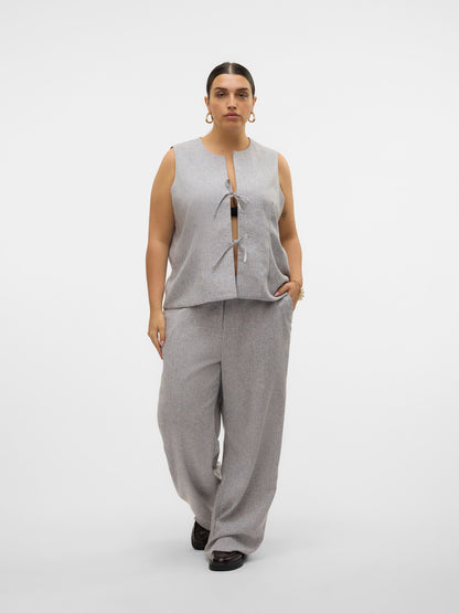 Pantalon Tammi droit de tailleur gris porté de face par un mannequin taille 44