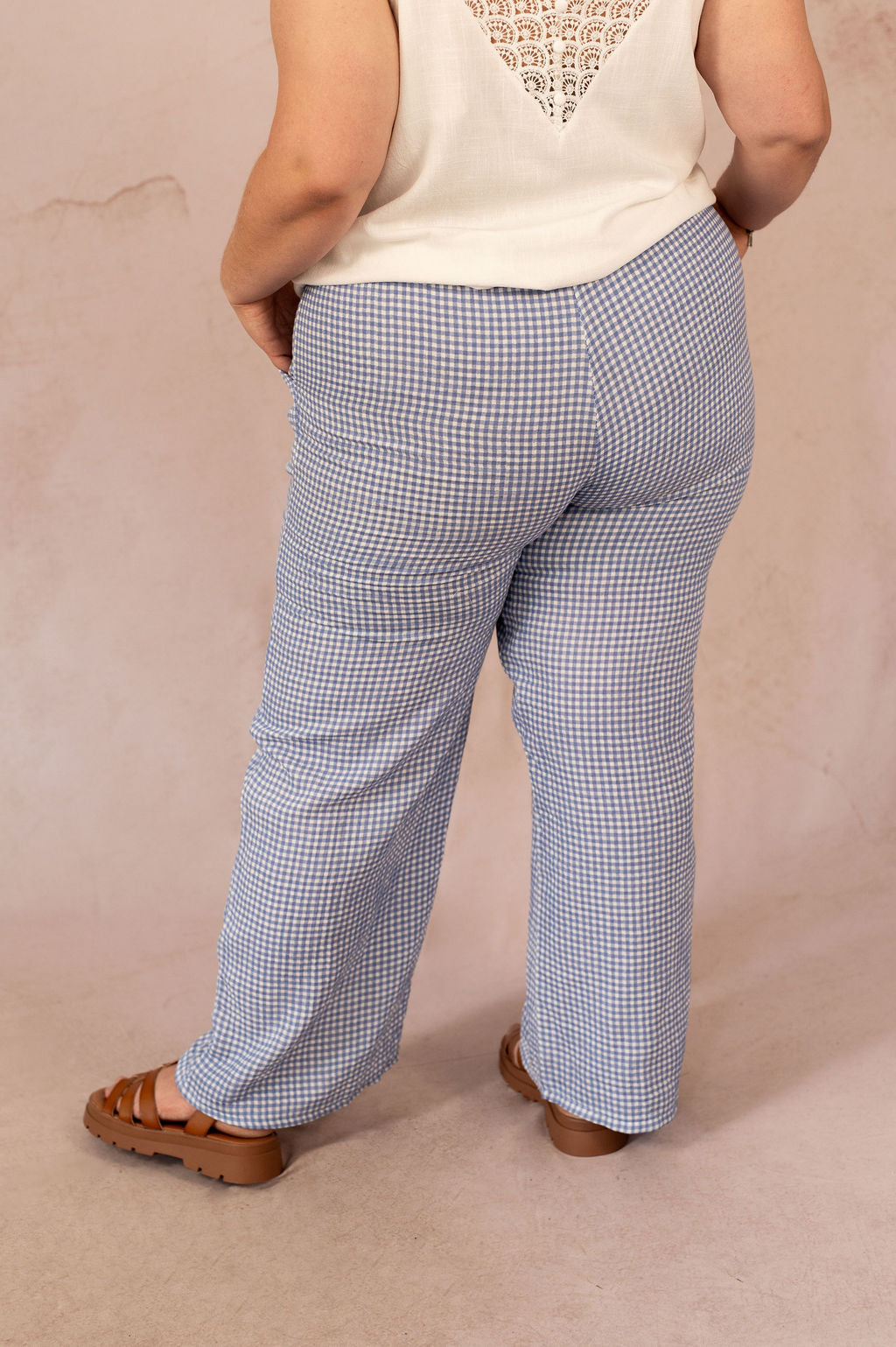 Vue arrière du pantalon vichy fluide pour femme grande taille – Pantalon Vicky
