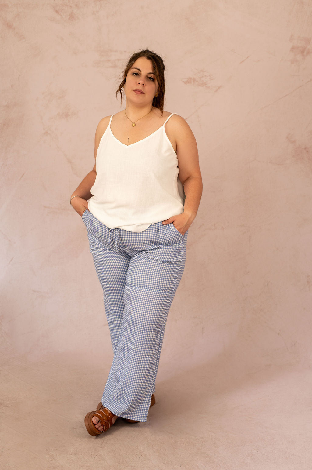 Femme plus size portant le pantalon fluide vichy bleu ciel vue de face – Pantalon Vicky grande taille