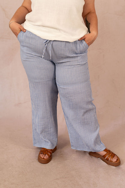 Profil du pantalon grande taille à carreaux bleu ciel – modèle Vicky