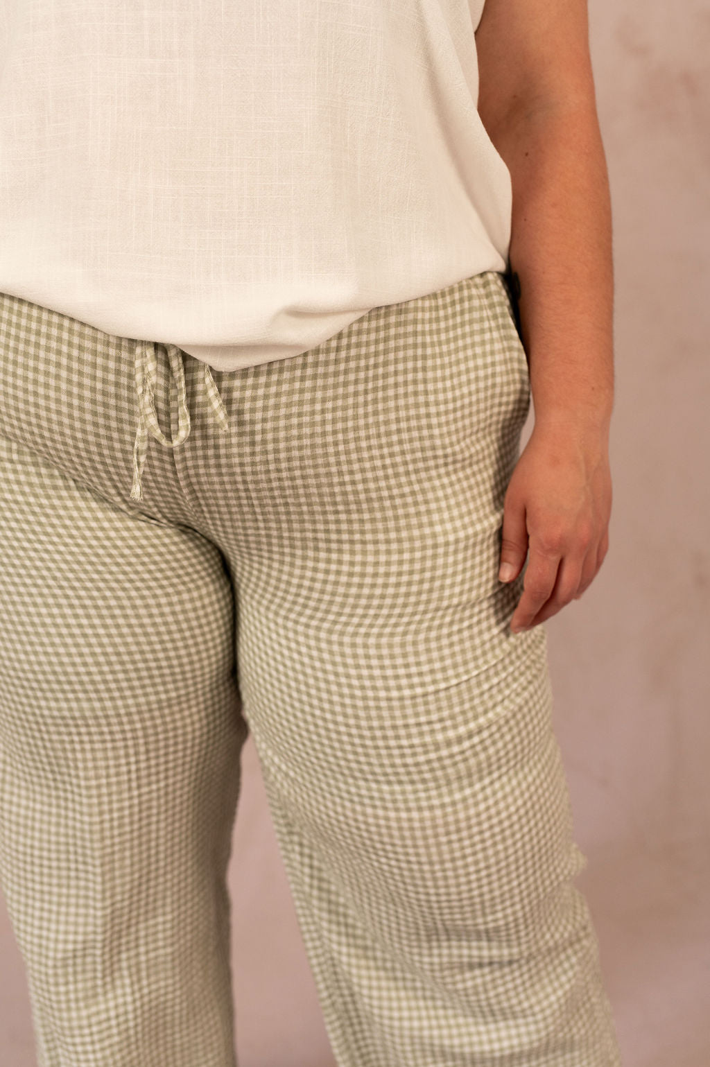 Détail de la taille élastique et du lien du pantalon Vicky vichy kaki