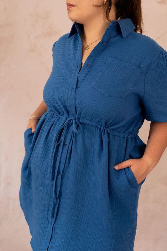 Gros plan sur la robe Abigail, avec détails du col chemise et de la taille ajustée.