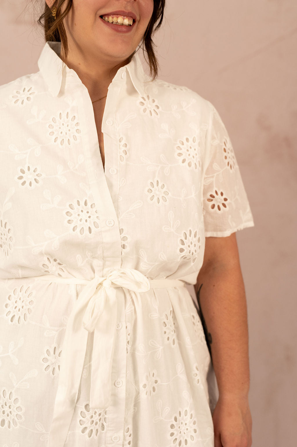 Robe chemise en broderie anglaise - Robe Elisabeth, gros plan sur le col et la ceinture nouée
