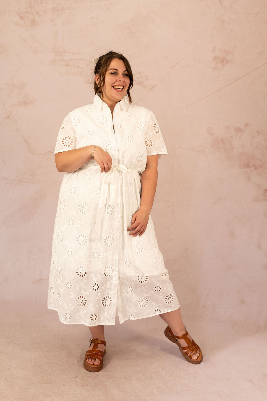 Robe chemise en broderie anglaise - Robe Elisabeth, pose en mouvement