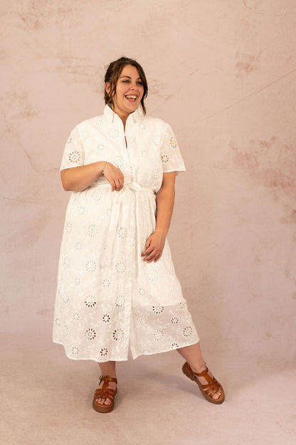 Robe chemise en broderie anglaise - Robe Elisabeth, pose en mouvement