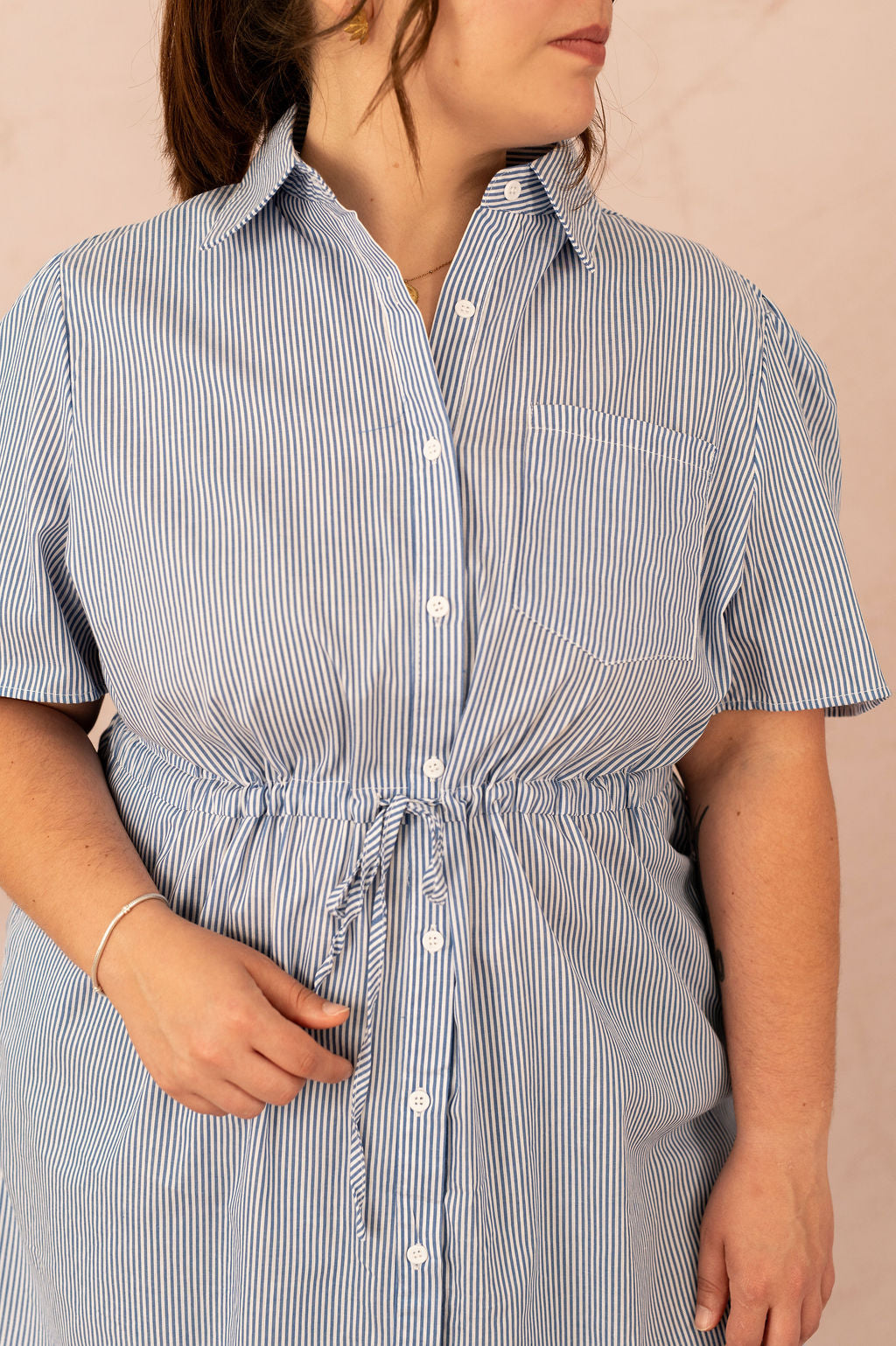 Robe chemise rayée - Robe Marina, gros plan sur le tissu et le cordon de serrage