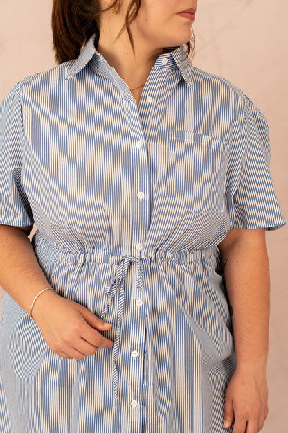 Robe chemise rayée - Robe Marina, gros plan sur le tissu et le cordon de serrage