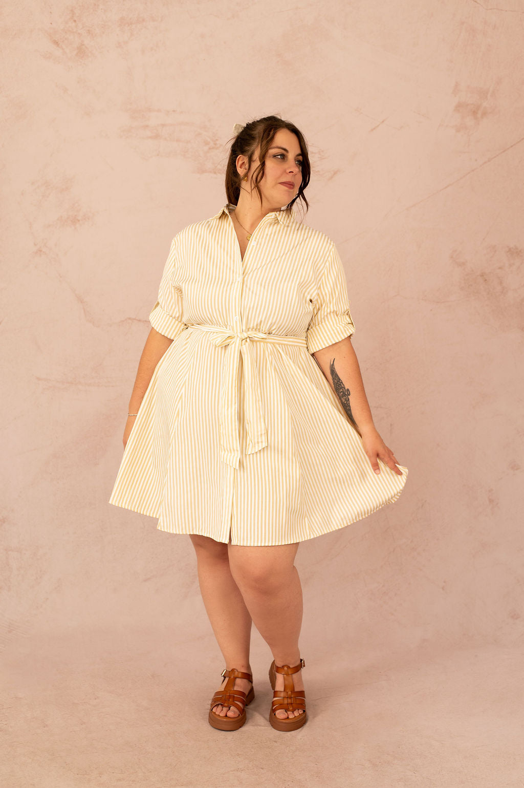 Robe chemise rayée jaune ceinturée vue de face portée par une femme grande taille