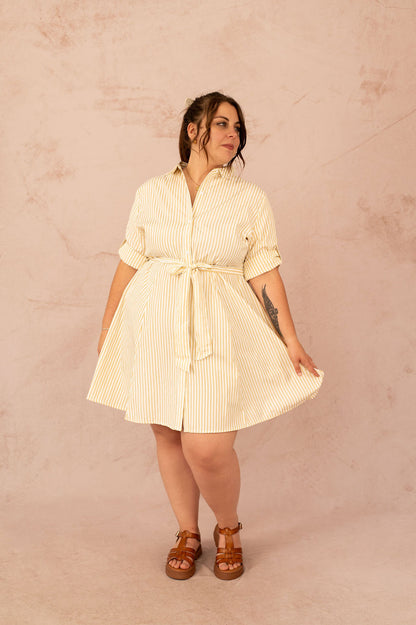 Robe chemise rayée jaune ceinturée vue de face portée par une femme grande taille