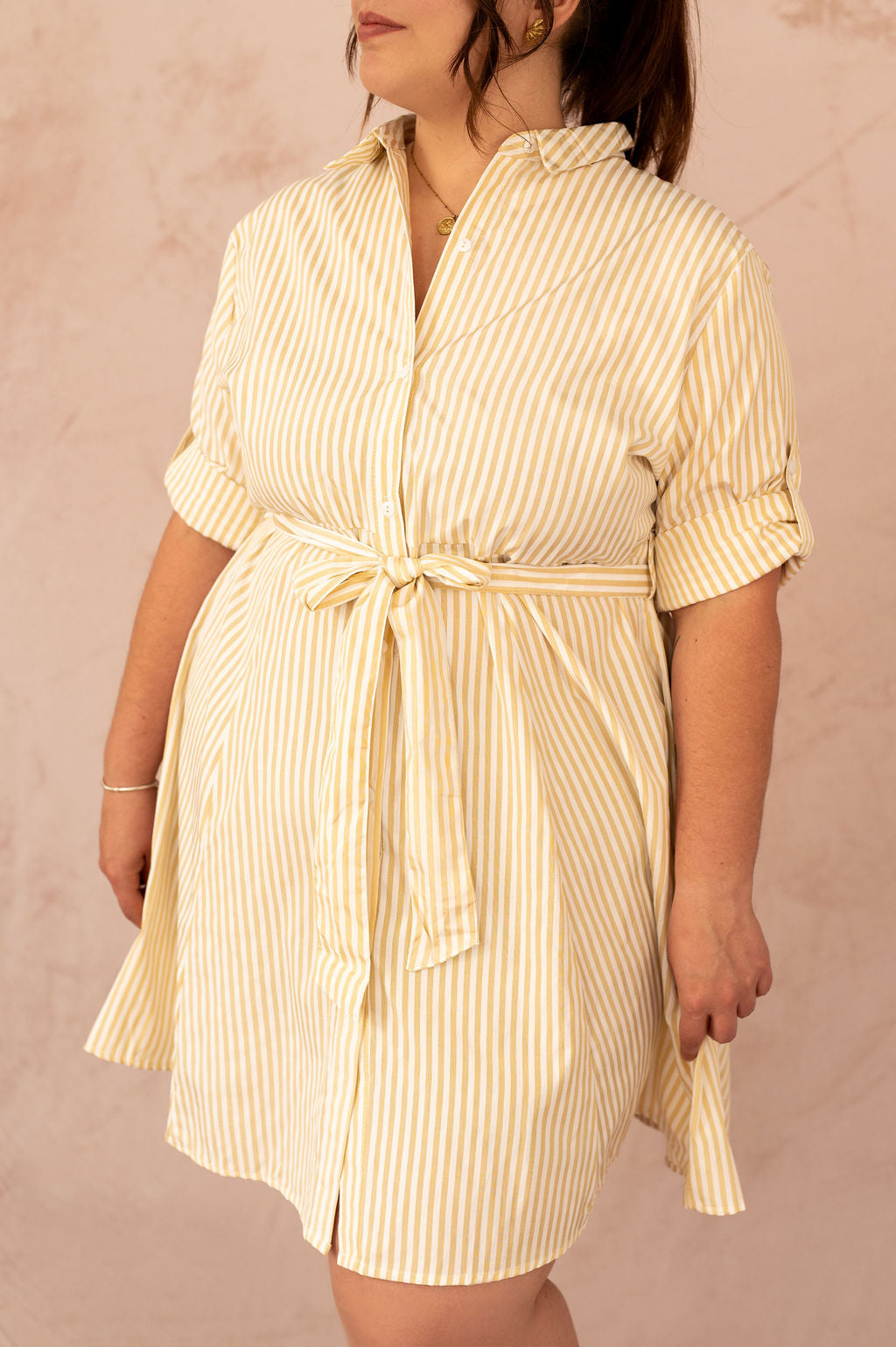 Vue de profil d'une robe chemise rayée jaune grande taille avec ceinture