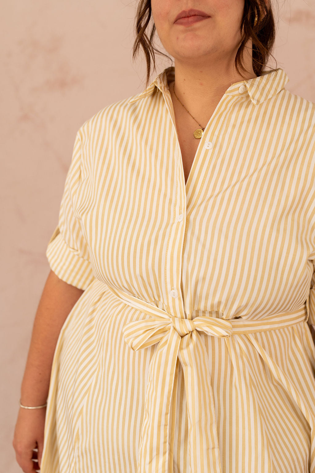 Détail du col et de la ceinture nouée d'une robe chemise rayée jaune grande taille