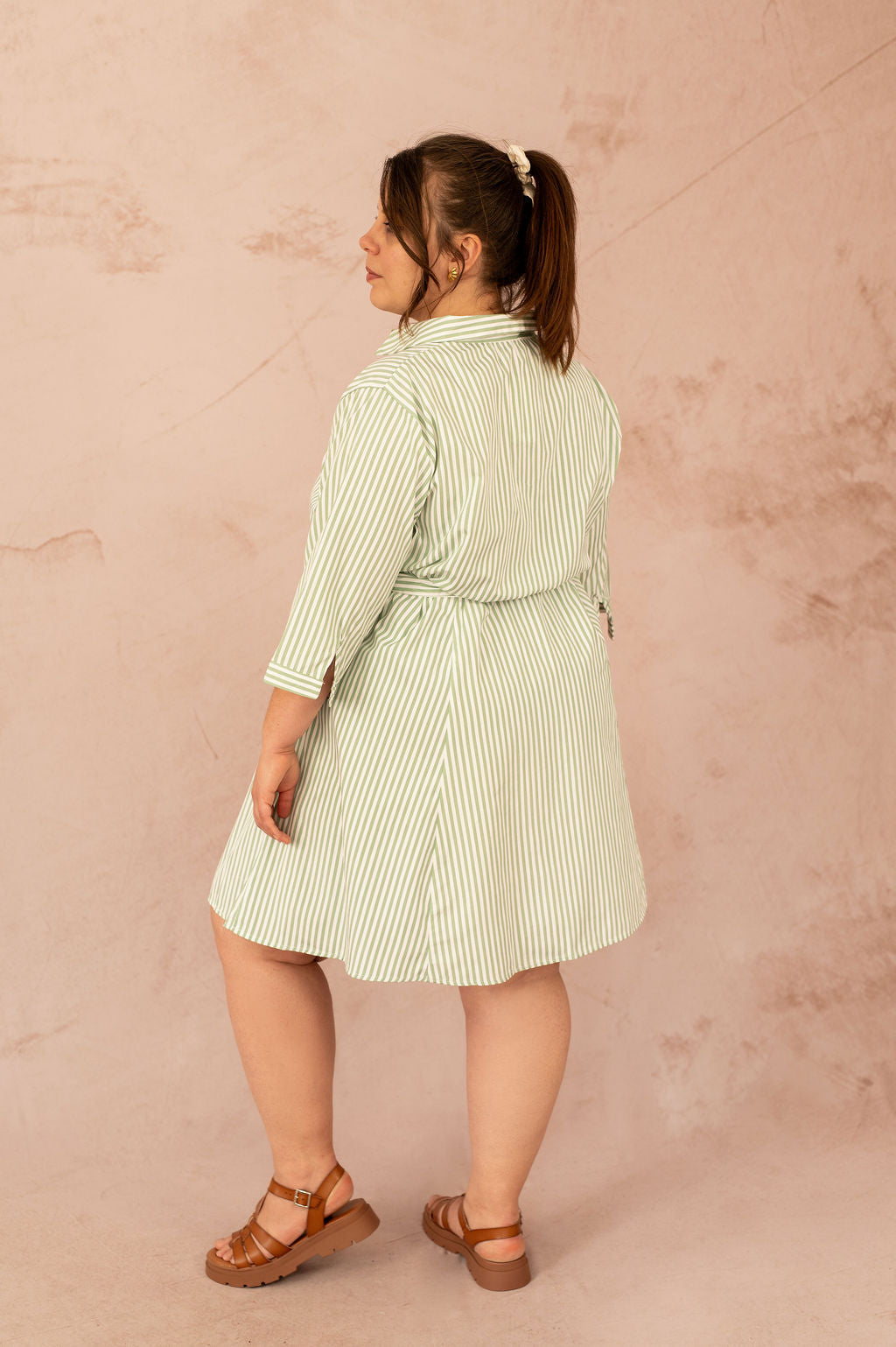Vue de dos de la robe chemise rayée verte grande taille portée par une femme