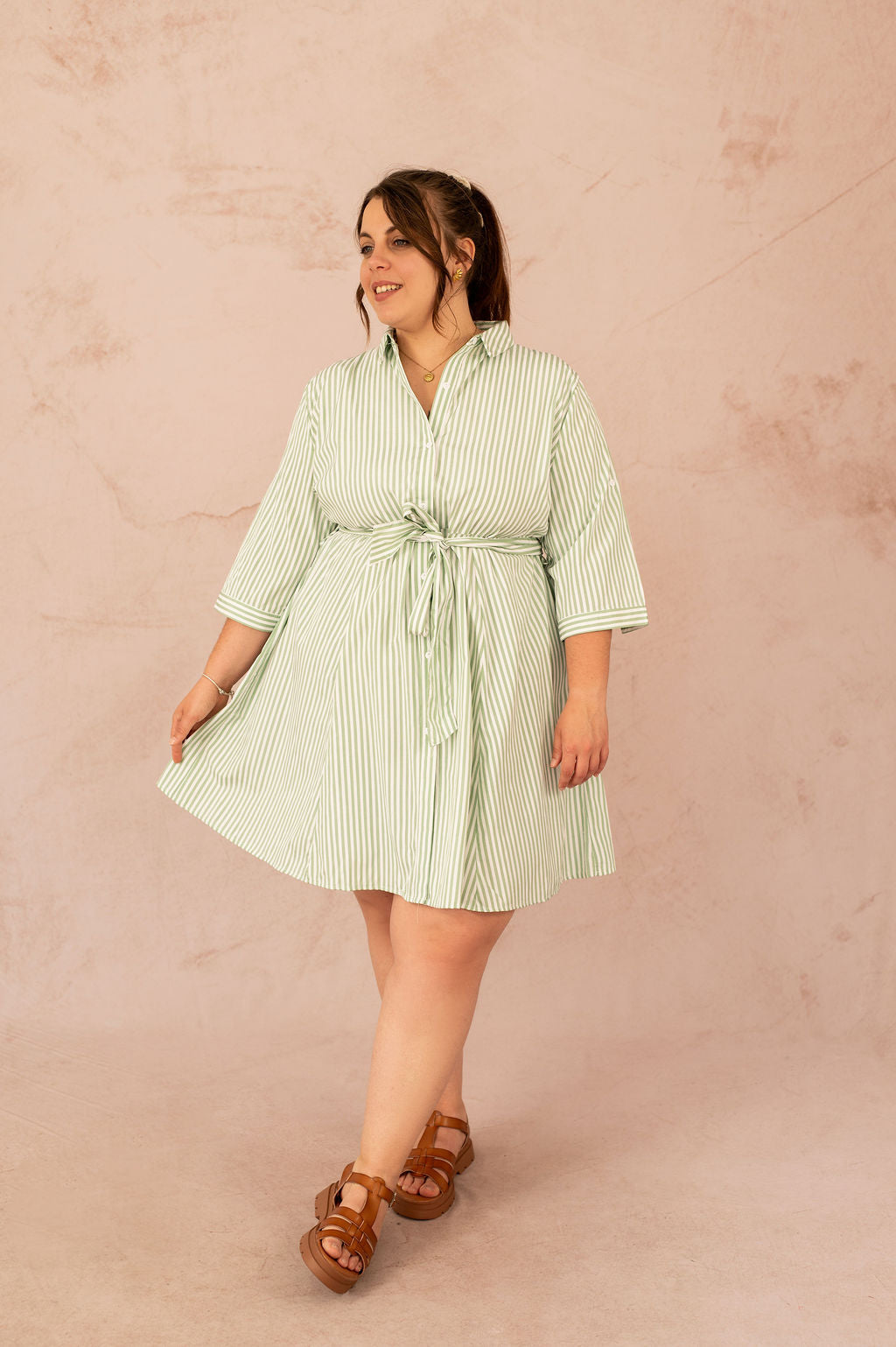 Robe chemise rayée verte ceinturée vue de face portée par une femme grande taille