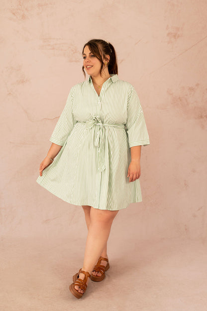 Robe chemise rayée verte ceinturée vue de face portée par une femme grande taille