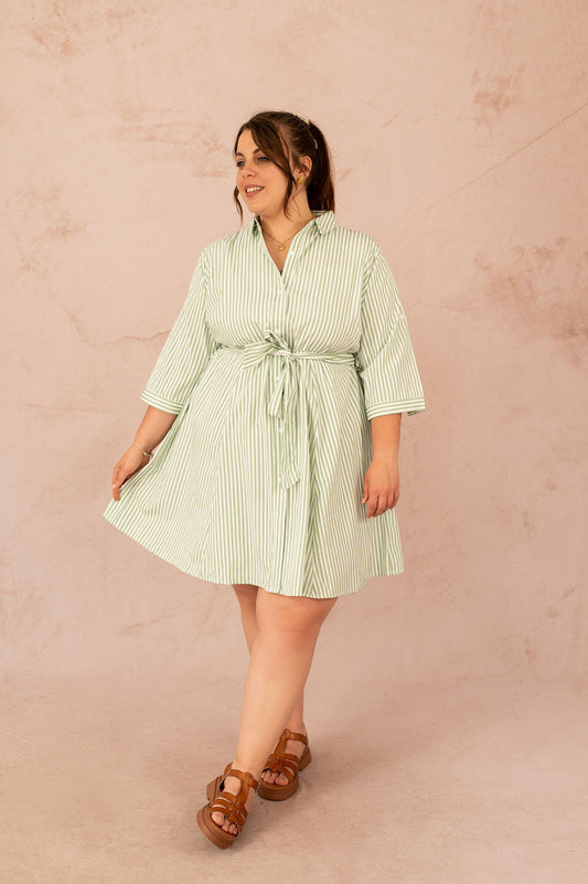 Robe chemise rayée verte ceinturée vue de face portée par une femme grande taille