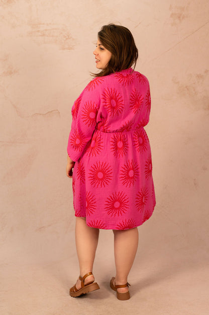 Dos robe courte rose à imprimé soleil, manches longues et décolleté, mode grande taille Laïlla
