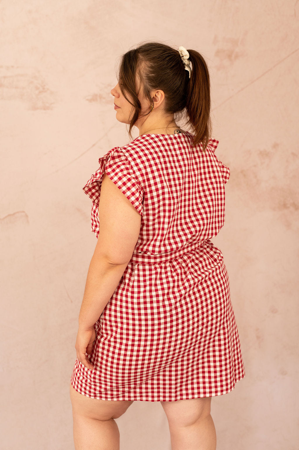 Dos de la robe droite Vichy grande taille portée par mannequin plus size