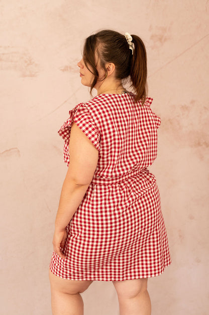 Dos de la robe droite Vichy grande taille portée par mannequin plus size