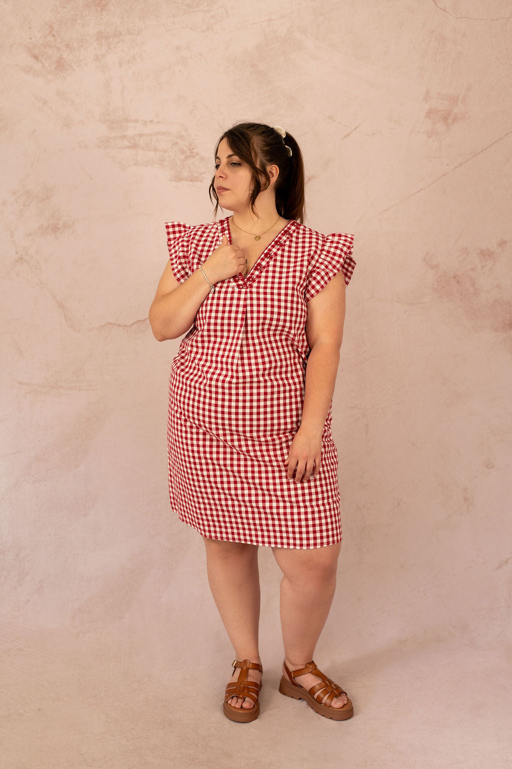 Robe droite à carreaux rouges et blancs, modèle Vichy, vêtement grande taille porté par mannequin plus size