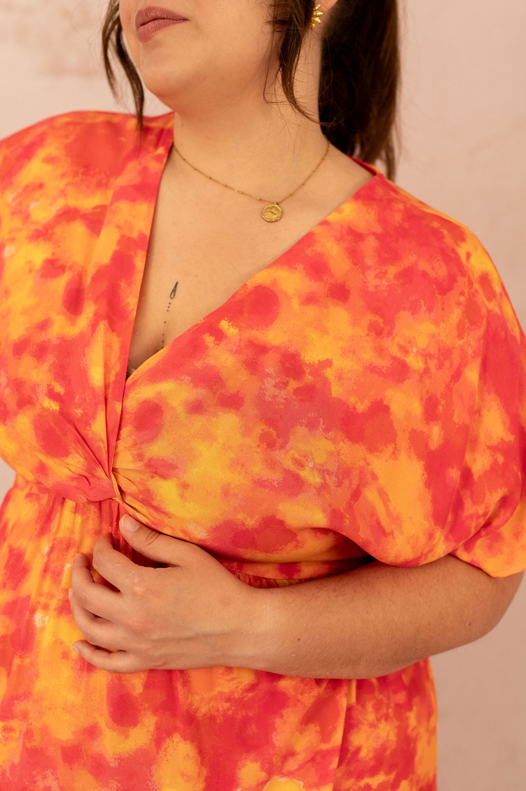 Détail du tissu fluide imprimé coloré de la robe Ciana