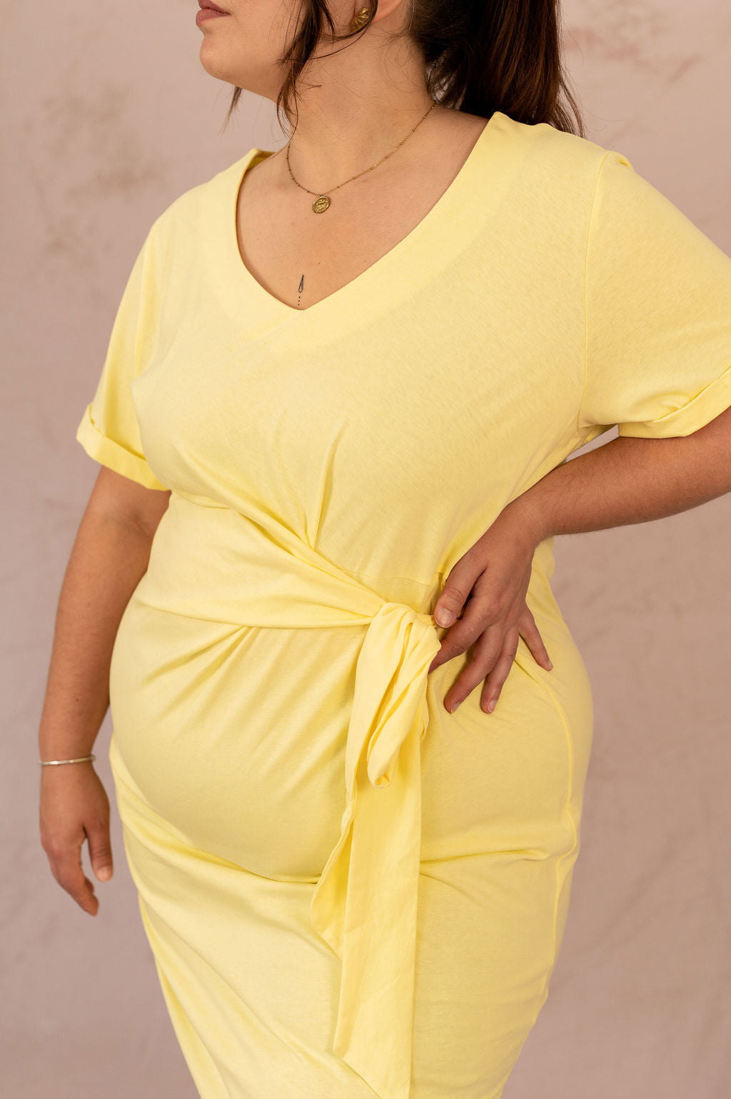 Détail du nœud drapé sur la robe Sunny grande taille