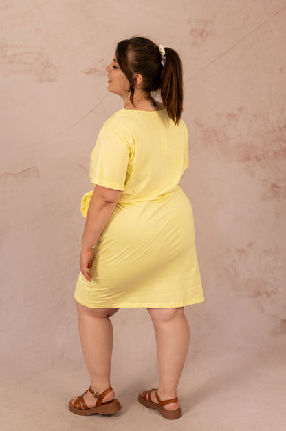 Dos de la robe t-shirt Sunny grande taille en jersey jaune, porté par mannequin plus size