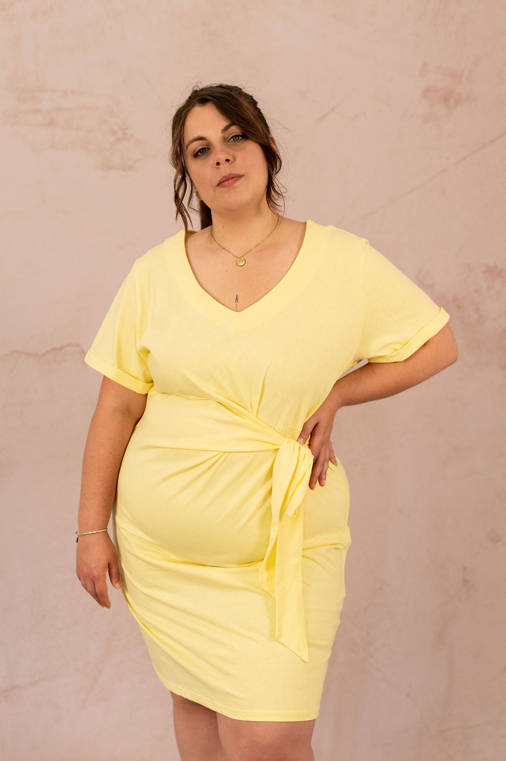 Robe Sunny grande taille en jersey jaune, encolure en V et nœud à la taille