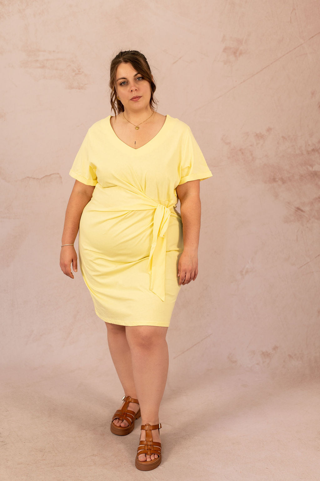 Robe t-shirt effet drapé en jersey jaune, modèle Sunny, vêtement grande taille porté par mannequin plus size