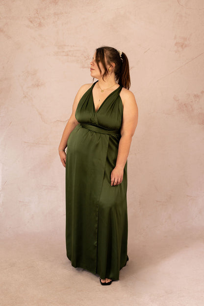 Robe longue satinée multiposition grande taille modèle Ysra en vert kaki, portée par mannequin plus size