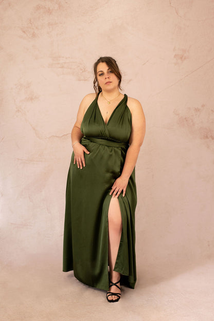 Robe longue satinée multiposition grande taille modèle Ysra en vert kaki, portée par mannequin plus size

