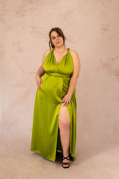 Robe longue satinée multiposition grande taille modèle Ysra en vert anis, portée par mannequin plus size